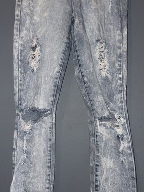 Refuge light wash ripped jeans